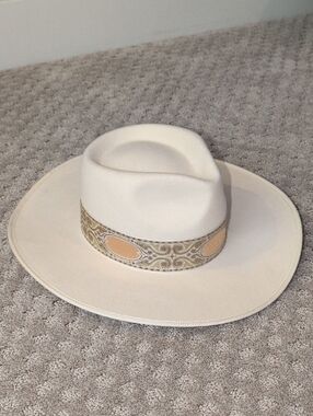 Olive & Pique 100% Wool Cream Colored Western Hat